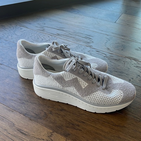 Stuart Weitzman The Hartlee Sneaker Light Gray Knit - Size 9.5 - Picture 1 of 5